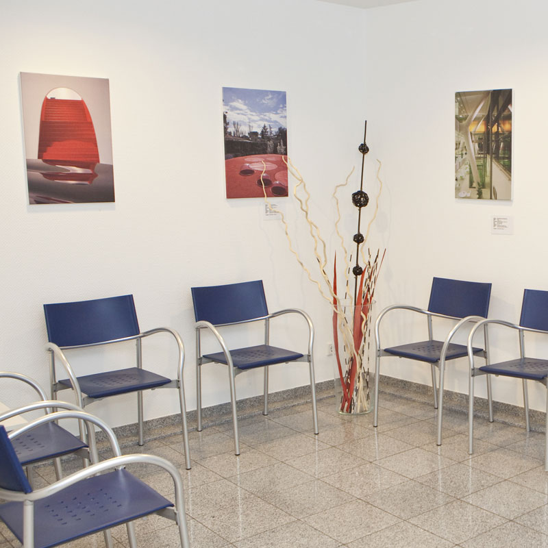 Der Wartebereich einer Arztpraxis mit 6 Stühlen