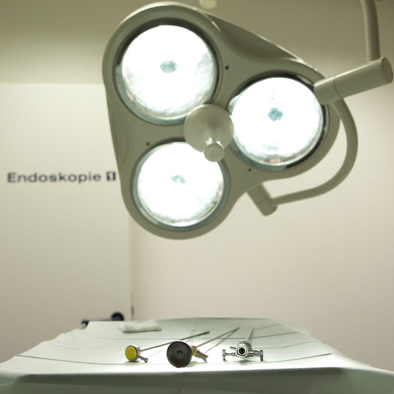 Eine OP-Lampe, darunter liegen Instrumente für eine Endoskopie